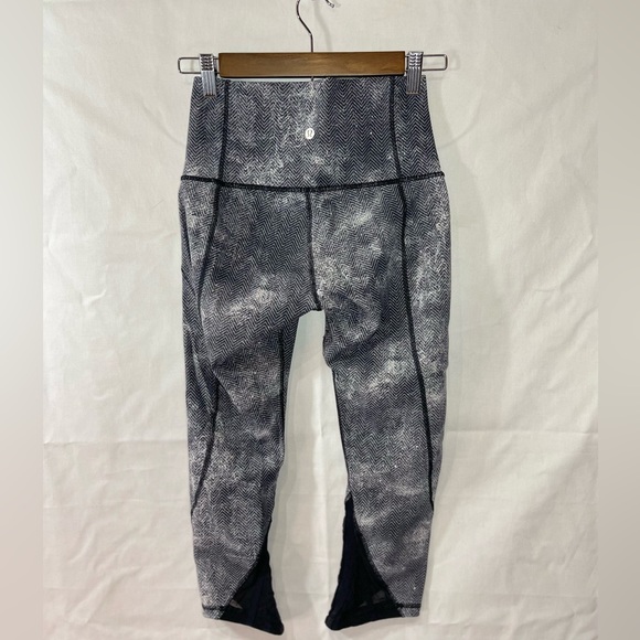 Lululemon Gray Essential Rhythm Crop Diffusion White 6 Activewear Bottoms EUC - Picture 2 of 6